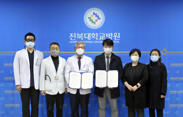 23일 열린 협진병원 협약식에서 전북대병원과 광주보훈병원 관계자들이 기념촬영을 하고 있다./사진=전북대병원 제공