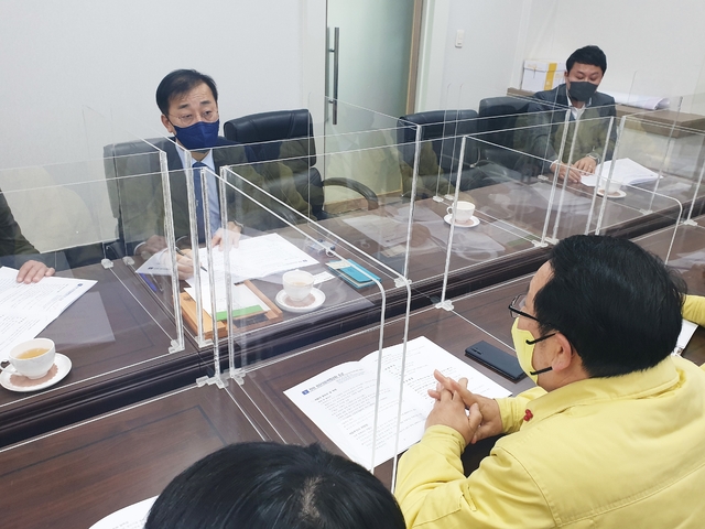 김윤덕 국회의원이 23일 익산시청 소회의실에서 정헌율 익산시장과 간담회를 갖고 익산역 철도차량기지 이전 국가계획 반영을 위한 적극적인 지원을 약속했다.