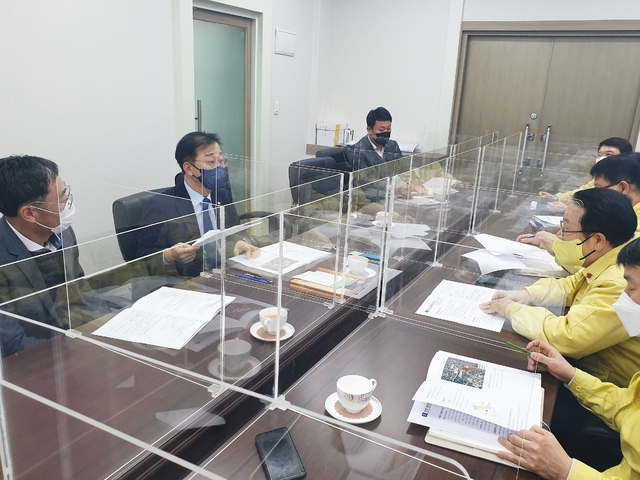 김윤덕 국회의원이 23일 익산시청 소회의실에서 정헌율 익산시장과 간담회를 갖고 익산역 철도차량기지 이전 국가계획 반영을 위한 적극적인 지원을 약속했다.