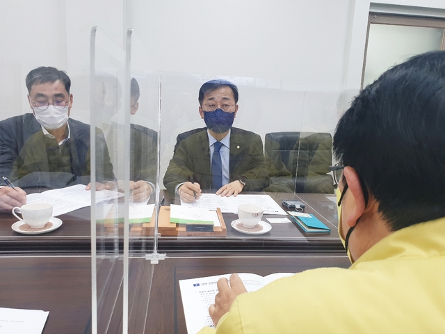 김윤덕 국회의원이 23일 익산시청 소회의실에서 정헌율 익산시장과 간담회를 갖고 익산역 철도차량기지 이전 국가계획 반영을 위한 적극적인 지원을 약속했다.