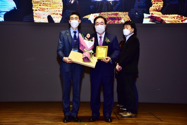 지난 22일 소상공인연합회 전라북도회로부터 감사패를 받은 최찬욱 도의원(가운데)이 관계자들과 함께 기념촬영을 하고 있다.