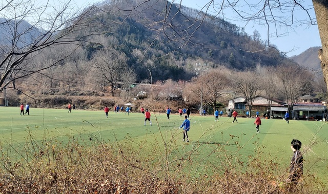완주 벧엘요양원 축구장에서 전주에서 온 조기축구회원들이 축구를 하고 있다.