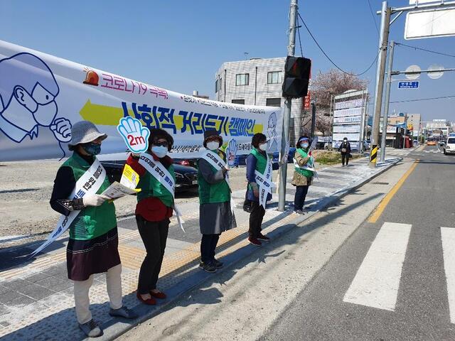 전라북도 새마을회가 가두 캠페인 실천문화를 전개하고 있다. / 사진=전북도 제공.