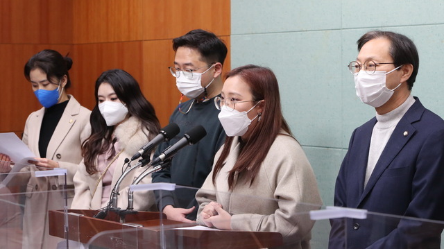 더불어민주당 전북도당 대전환 선거 대책위원회가 23일 전북도의회에서 기자회견을 열고 전날 전북을 방문한 윤석열 국민의힘 대선 후보의 발언을 비난하며 사과를 촉구하고 있다. 