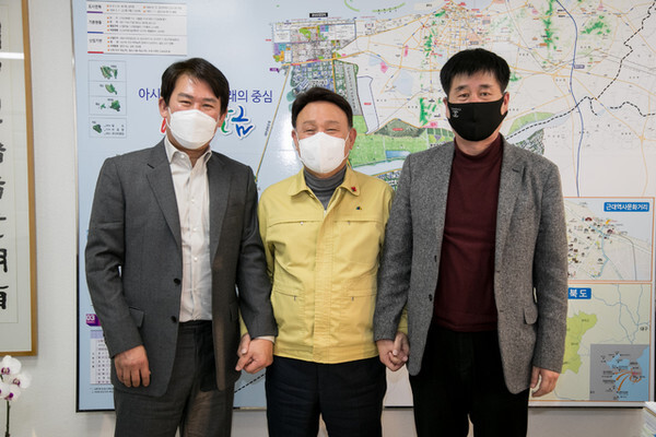 강임준 시장이 24일 조계현 전 단장(왼쪽 사진) 및 우종삼 예결위원장(오른쪽 사진)과 만나 지역 체육발전에 대해 논의한 뒤 기념사진을 찍고 있는 모습.