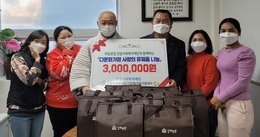 이웃돕기 성품 전달/사진=고창군 제공