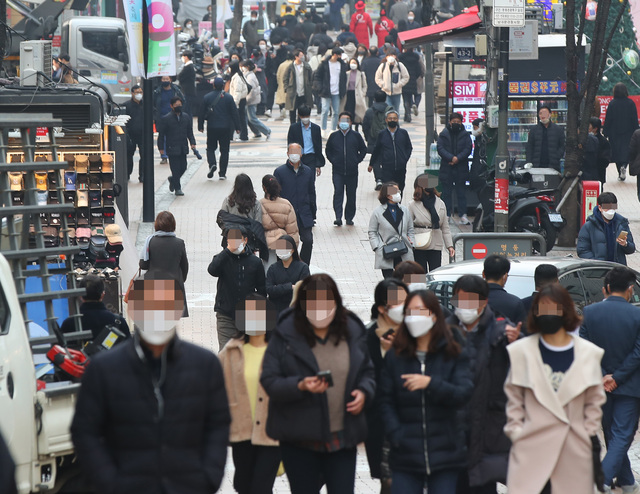 [2021결산] 연합뉴스 선정 10대 국내뉴스 - '일상회복' 중단 (서울=연합뉴스) 2021년은 신종 코로나바이러스 감염증(코로나19) 사태가 2년째 이어진 가운데 각 분야에서 일상 회복 움직임이 본격화한 한 해였다. 그러나 전파력이 강한 '델타형' 변이가 전 세계에서 우세종이 된 가운데, 11월 하순에는 '오미크론'으로 명명된 새로운 변이까지 등장해 긴장감은 더욱 높아졌다. 사진은 지난 12월 15일 점심시간 서울 중구 명동거리 모습. 2021.12.16 [연합뉴스 자료사진] photo@yna.co.kr/2021-12-16 11:13:23/ 