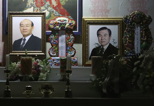 비극적인 한국 현대사를 장식했던 노태우·전두환 씨가 약 한 달 간격으로 세상을 떠났다. 사진은 지난 11월 29일 대구 팔공산 동화사 대불전에 전두환과 노태우 씨의 영정이 나란히 놓여 있는 모습.  /연합뉴스