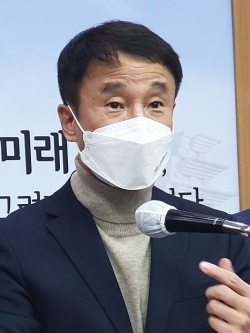 한병도 국회의원이 24일 익산시청 상황실에서 열린 현안 브리핑에서 최근 민주당 복당 일괄 허용 방침에 공감의 뜻을 밝혔다.