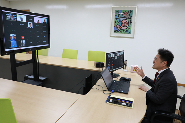 김정우 조달청장이 23일 전북대학교 사회과학대학 교수 등을 대상으로 비대면 특강을 진행하고 있다./사진=전북지방조달청 제공