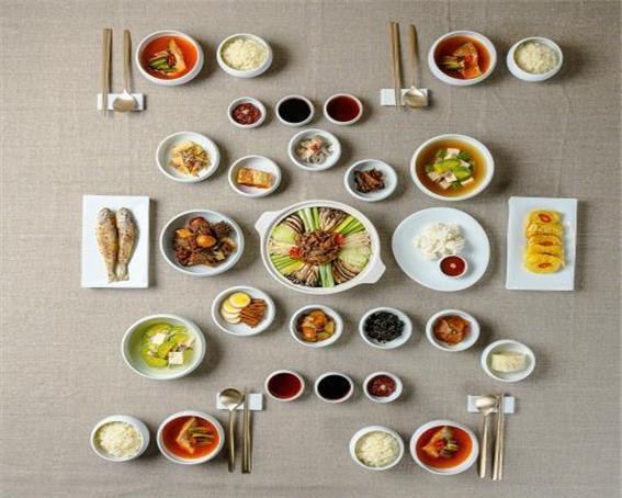 전라감영 관찰사 밥상 중 정식상(9첩반상 춘하). 사진=전주시 제공