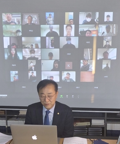 김윤덕 이재명 선대위 조직혁신총괄단장이 지난 24일 전주시 평화동 의원 사무실에서 전북지역 청년과 정책 의견수렴을 위해 마련된 줌회의서 청년들의 질문에 답변하고 있다.