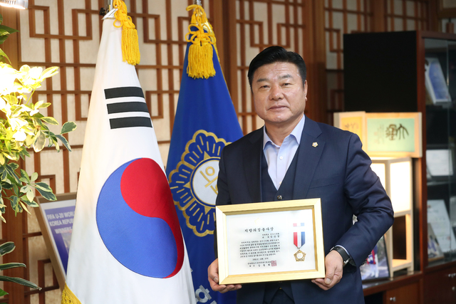 지방의정봉사상을 받은 김승섭 전주시의원이 기념촬영을 하고 있다. 사진제공=전주시의회