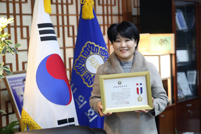 지방의정봉사상을 받은 김은영 전주시의원이 기념촬영을 하고 있다. 사진제공=전주시의회
