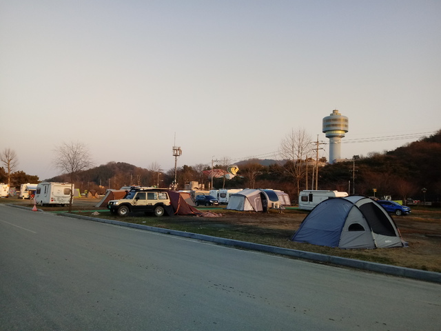 금강습지생태공원 주자장에 캠핑족들이 진을 치고 있다.