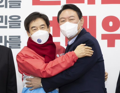 국민의힘 윤석열 대선 후보가 7일 오후 국회에서 국민의힘에 입당한 무소속 이용호 의원과 포옹하고 있다. 연합뉴스
