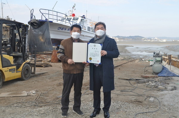 27일 이주현 전북조달청장(오른쪽)이 군산 신진조선소 나동문 대표에게 조달청장 표창을 수여하고 있다./사진=전북지방조달청.