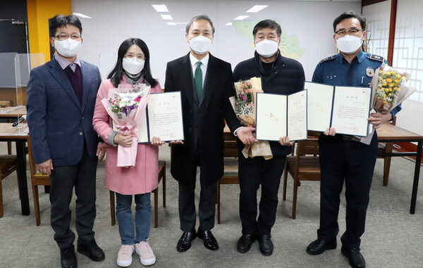 김승수 전주시장이 27일 선미촌을 탈바꿈하는 데 기여한 공로자에 표창장을 수여했다. /사진=전주시 제공
