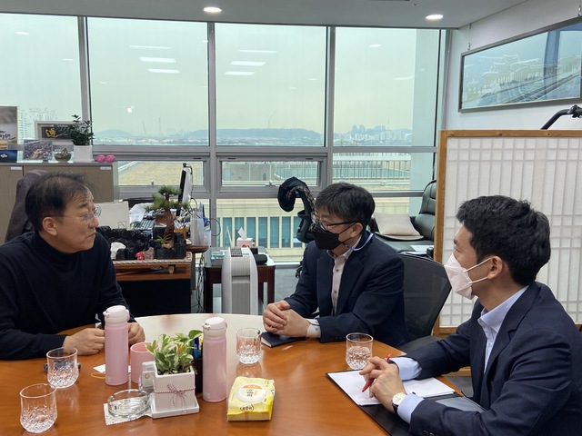 김윤덕 의원(왼쪽)이 27일 국토부 관계자들과 만나 익산시 중심부에 위치한 철도차량기지 이전에 대해 논의를 하고 있다. 사진=김윤덕 의원실