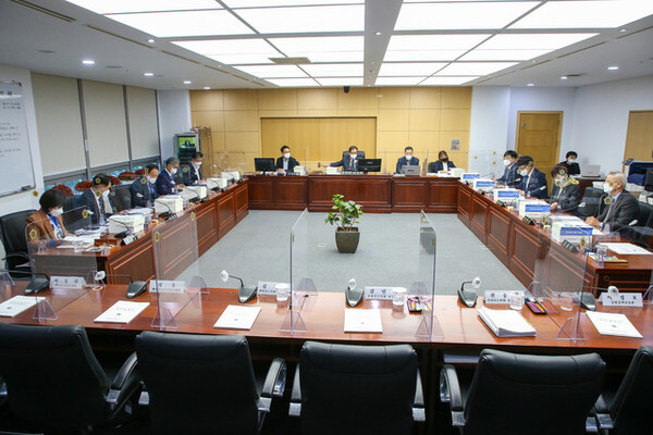운영위원회 위원들이 도의회 사무처 행정사무감사 자료를 살피고 있다. 