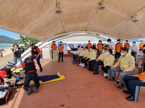 행정자치위원회 위원들이 군산 선유도에서 119시민수상구조대 수난구조훈련을 참관하고 있다. 사진=전북도의회 제공