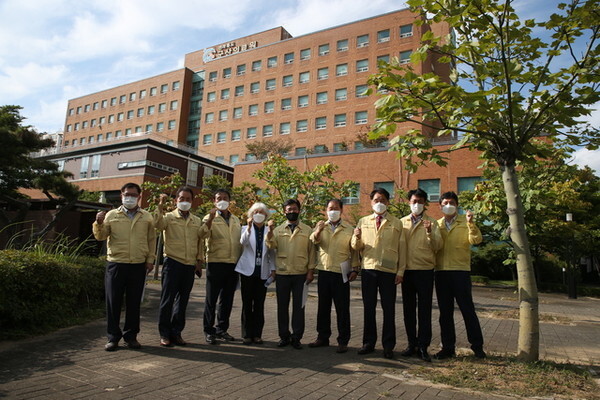 환경복지위원회 위원들이 감염병 전담 공공병원인 군산의료원을 격려방문한 후 기념촬영을 하고 있다. 