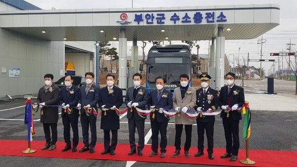 28일 부안 제3농공단지에서 열린 '부안 제1호 수소충전소' 준공식에서 참석자들이 테이프 커팅을 하고 있다./ 사진=전북도 제공
