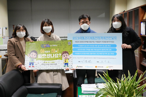 이명연 환경복지위원장(왼쪽 세번째)이 28일 전북아동보호전문기관과 지역 내 아동권리 옹호 및 보장을 위한 정책제언 전달식을 가진 뒤 기념촬영을 하고 있다.  사진=전북도의회