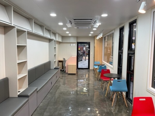 전주 서부신시가지 비보이광장에 설치된 플랫폼 이동 노동자 쉼터 내부 모습. /사진=전주시 제공