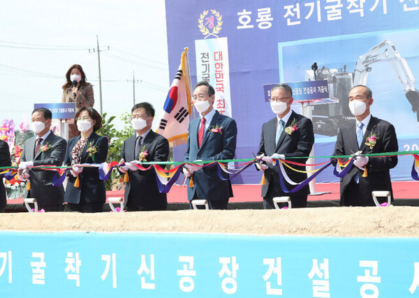 ㈜호룡 친환경 전기굴착기 보급 확대 및 대한민국 최초 전기굴착기 양산공장 준공식.
