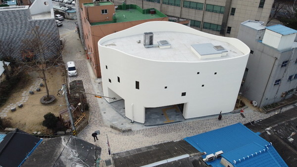 옛 성매매집결지인 선미촌 한복판에 건립된 ‘뜻밖의 미술관’ 전경