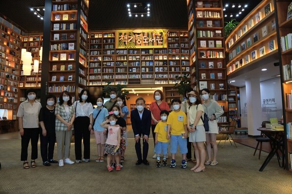 전주시가 추진한 도서관 여행 프로그램 ‘우리는 도서관으로 여행간다’ 모습.