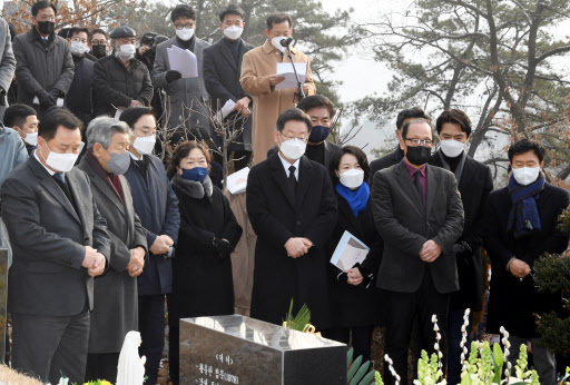 29일 남양주 모란공원에 있는 故김근태 의장의 묘역에 이재명 민주당 대선후보 등이 모인 가운데 서창훈 김근태 재단 부이사장(사진 가운데 마이크)이 생전 고인이 걸어온 길을 소개하며 추모사를 낭독하고 있다. 사진=연합뉴스