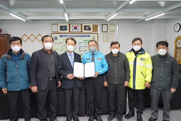 전라북도 자치경찰위원회가 29일 모범운전자연합회 전북지부를 찾아 감사장을 전달하고 있다./사진=전북자치경찰위 제공