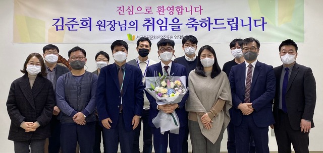 김준희 신임 한국출판문화산업진흥원장(가운데)이 28일 취임식 후 기념촬영을 하고 있다. / 사진 = 한국출판문화산업진흥원 제공