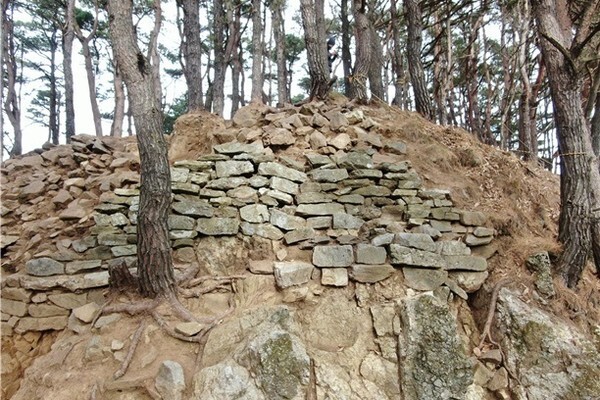 삼봉리 봉화터 남쪽 성벽