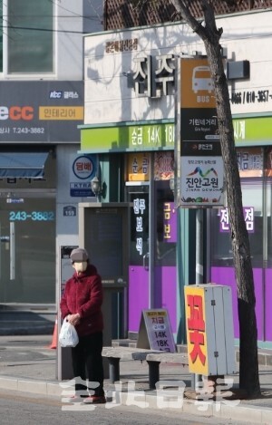 매서운 추위가 이어지고 있는 30일 전주시 건산로의 기린네거리 버스정류장을 비롯한 시내 곳곳 버스정류장에 가림막이 설치돼있지 않아 시민들이 찬바람을 맞으며 버스를 기다리고 있다. 조현욱 기자