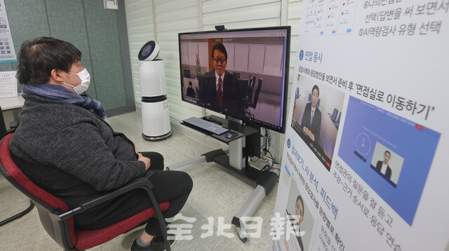 30일 고용노동부 전주지청 전주고용센터에서 본보 최정규 기자가 인공지능(AI) 가상면접 체험을 하고 있다. 조현욱 기자