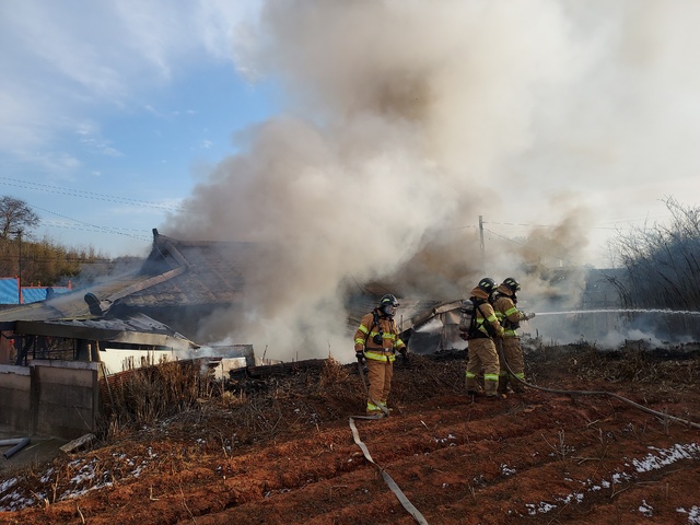 지난 1일 정읍시 신태인읍 단독주택에서 발생한 화재를 소방대원들이 진화하고 있다. 사진=전북소방본부 제공