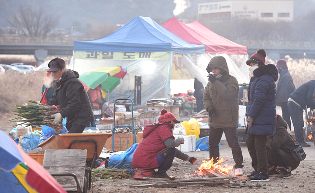 임인년(壬寅年) 새해가 밝은 1일 전주 남부시장 새벽시장 상인들이 새해 한파에 작은 모닥불을 피우고 언 몸을 녹이며 코로나 종식과 경제활성화 등 새해 희망을 품고 있다. 오세림 기자