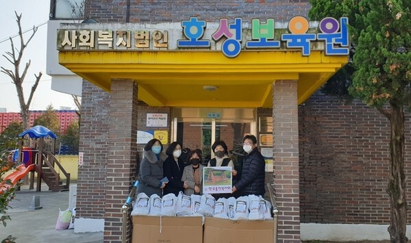 전북사립유치원 연합회 임원진들이 전주 호성보육원을 찾아 선물을 전달한 뒤 기념촬영을 하고 있다.