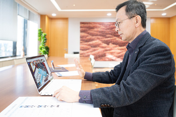 JB금융그룹 전북은행(은행장 서한국)은 지난달 31일 디지털 금융에 맞춰 메타버스(Metaverse) 플랫폼을 활용한 가상공간에서 신입행원 수료식을 실시했다. /사진=전북은행 제공