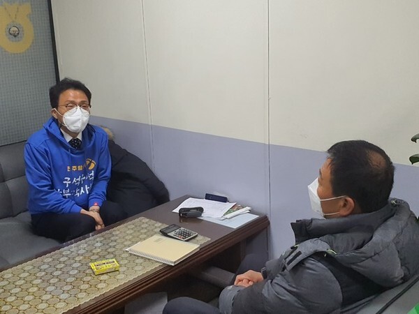 이중선 전 청와대 행정관이 송천동의 농수산물도매시장에 방문해 관계자들과 차담을 나눴다. 사진=이중선 캠프 제공