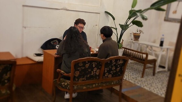 제2회 전주동네책방문학상 응모작을 심사하는 모습