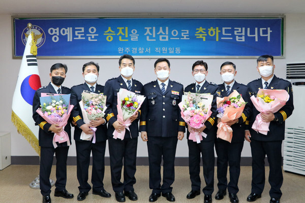 왼쪽부터 경위 김성영, 박문길, 라점채, 현석승, 이창환, 황영택 (중앙 권현주 서장)