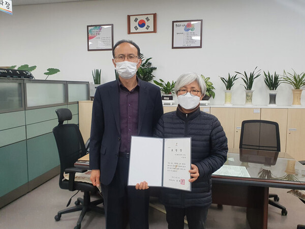 부동산 전자계약 활성화 표창(오른쪽 이경아 대표) /사진=장수군 제공