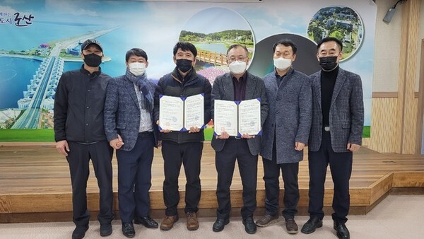 군산시와 군산대정문원룸협의회는 대학 앞 완충녹지대 환경정비를 위해 협약을 맺었다.