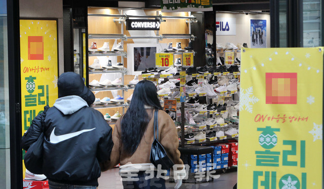 3일 전주시내의 매장들이 개문난방을 하고 있어 전력이 낭비되고 있다. 조현욱 기자