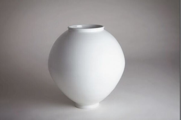 사진=교동미술관 제공, 이병로-백자달항아리