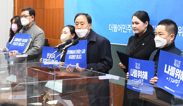 더불어민주당 대한민국 대전환 선대위 문화강국 전북위원회 출범식이 4일 전북도의회 브리핑룸에서 열린 가운데 관계자가 질의에 답하고 있다. 